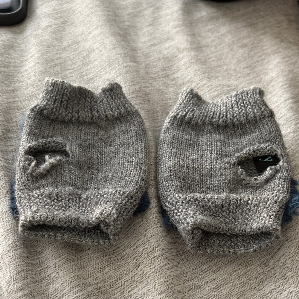Jocelyn Gray and Blue Star Mittens - Picture 2 of 4